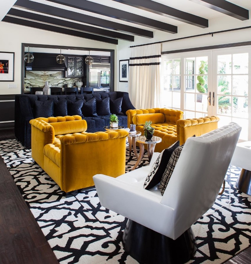 Neoklasicistické interiéry sa vyznačujú charakteristickými farbami - čiernou, bielou a zlatou Neoklasicistické interiéry sa vyznačujú charakteristickými farbami - čiernou, bielou a zlatou