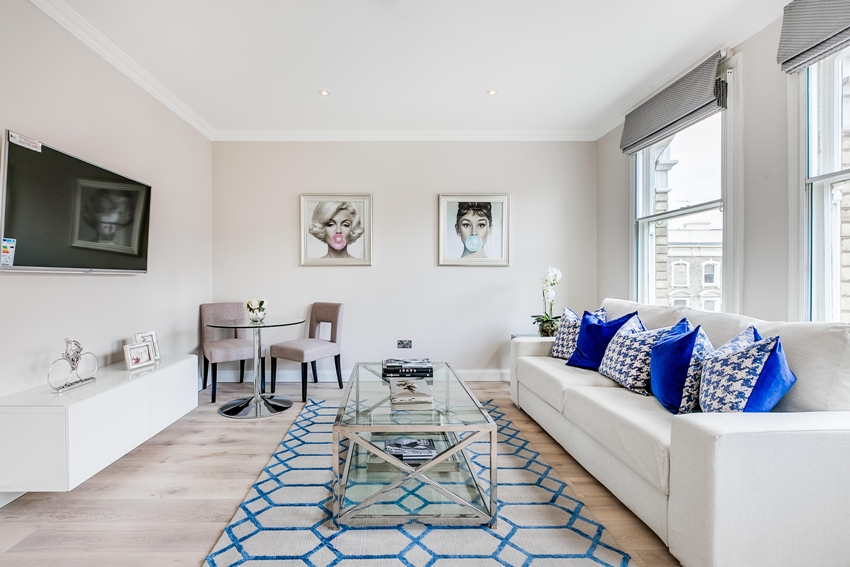 Izba by mala byť vybavená veľkými oknami, ktoré dodajú interiéru jas a svetlo Izba by mala byť vybavená veľkými oknami, ktoré dodajú interiéru jas a svetlo