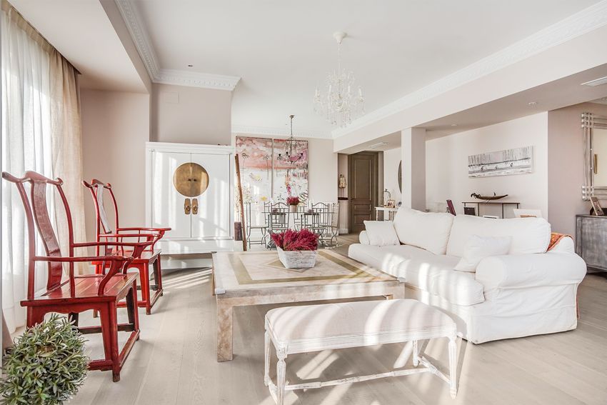 Dizajnová hra s kontrastnými farbami v interiéri v modernom štýle vyzerá celkom originálne Dizajnová hra s kontrastnými farbami v interiéri v modernom štýle vyzerá celkom originálne