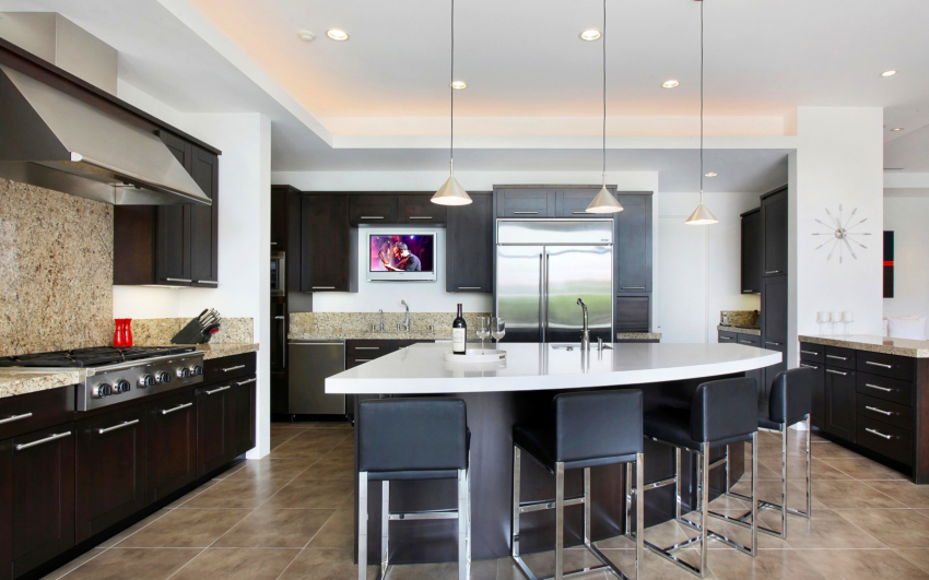 High-tech køkkener indebærer brugen af indbyggede apparater High-tech køkkener involverer brugen af indbyggede husholdningsapparater