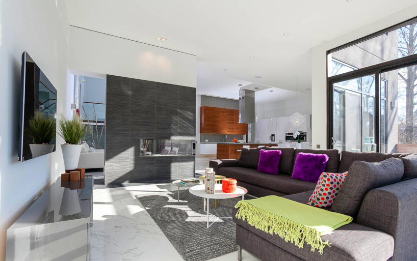 Ved dekorering af et højteknologisk loft anvendes ophængte strukturer eller stretchstof Ved dekorering af et højteknologisk loft anvendes ophængte strukturer eller stretchstof