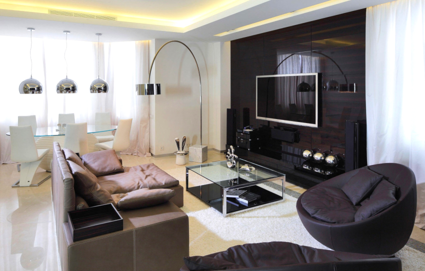 I højteknologisk stil er metal, plast, glas og kromplafonds populære I højteknologisk stil er metal, plast, glas og kromplafonds populære