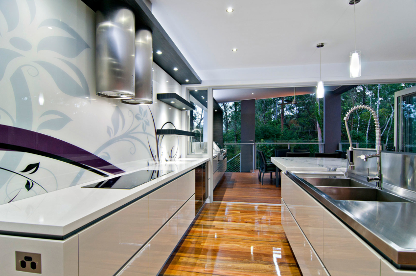 Et højkvalitets laminat eller parketbræt bruges til gulve i et højteknologisk køkken Et højkvalitets laminat eller parketbræt bruges til gulve i et højteknologisk køkken