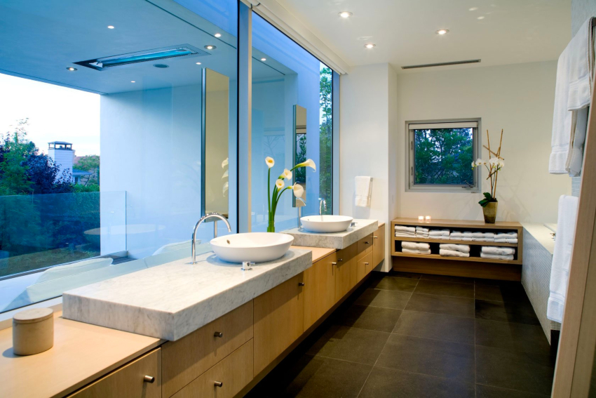 Stærkt naturligt lys lyser selv det mest kedelige badeværelse Stærkt naturligt lys lyser selv det mest kedelige badeværelse