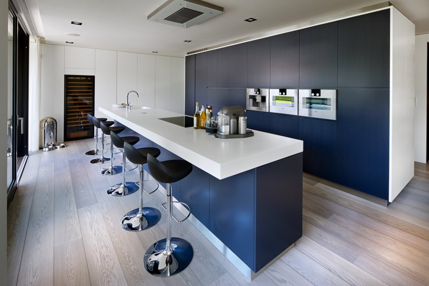 Det dekorative fodpanel, der adskiller væggene fra loftet i højteknologisk stil, bruges ikke Det dekorative fodpanel, der adskiller væggene fra loftet i højteknologisk stil, bruges ikke