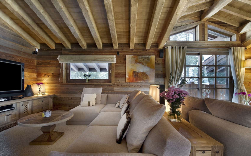 เพดานที่ทำจากคานหรือท่อนไม้ที่ไม่ผ่านการบำบัดเป็นลักษณะเฉพาะของสไตล์คันทรี เพดานที่ทำจากคานหรือท่อนไม้ที่ไม่ผ่านการบำบัดเป็นลักษณะเฉพาะของสไตล์คันทรี