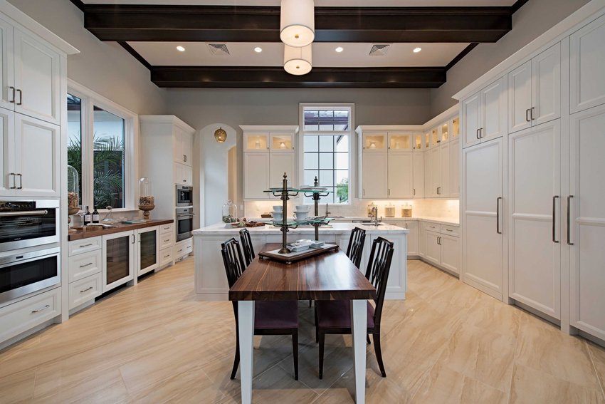 פנים המטבח הניאו-קלאסי כולל שימוש בחומרי גימור איכותיים: שיש מפואר, עץ אצילי, זכוכית אלגנטית פנים המטבח הניאו-קלאסי כולל שימוש בחומרי גימור איכותיים: שיש מפואר, עץ אצילי, זכוכית אלגנטית