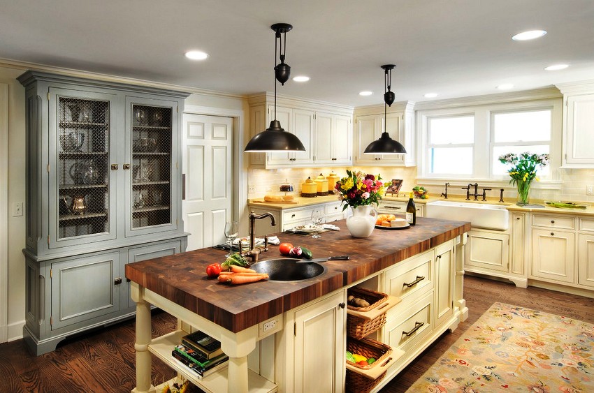 ניתן לסיים את משטחי הקיר במטבח בסגנון פרובנס במגוון חומרים: טפטים, צבעים, טיח, לוחות דקורטיביים וכו '. ניתן לסיים את משטחי הקיר במטבח בסגנון פרובנס במגוון חומרים: טפטים, צבעים, טיח, לוחות דקורטיביים וכו '.