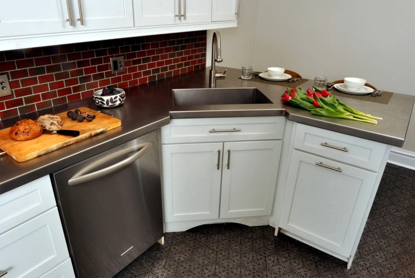 Универсалният размер на купите за всякакви мивки, включително ъглови, е дълбочина 16-20 cm Универсалният размер на купите за всякакви мивки, включително ъглови, е дълбочина 16-20 cm