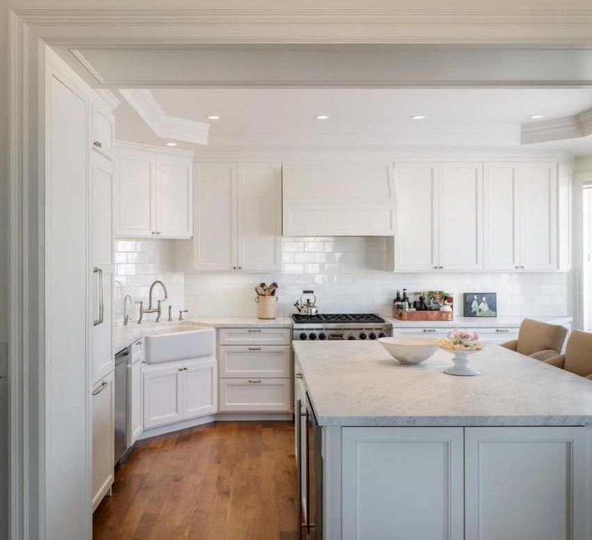 Мивката може да бъде разположена на едно ниво с работния плот или под и над повърхността Мивката може да бъде разположена на едно ниво с работния плот или под и над повърхността