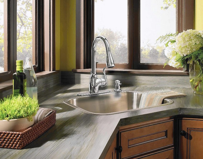 Ъглова кухненска мивка, поставена до прозореца Ъглова кухненска мивка, поставена до прозореца