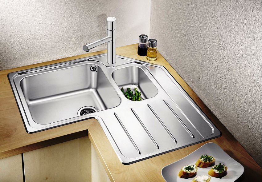 Дълбочината зависи от вида на ъгловата мивка (над главата или вдлъбнатината) и формата Дълбочината зависи от вида на ъгловата мивка (над главата или вдлъбнатината) и формата