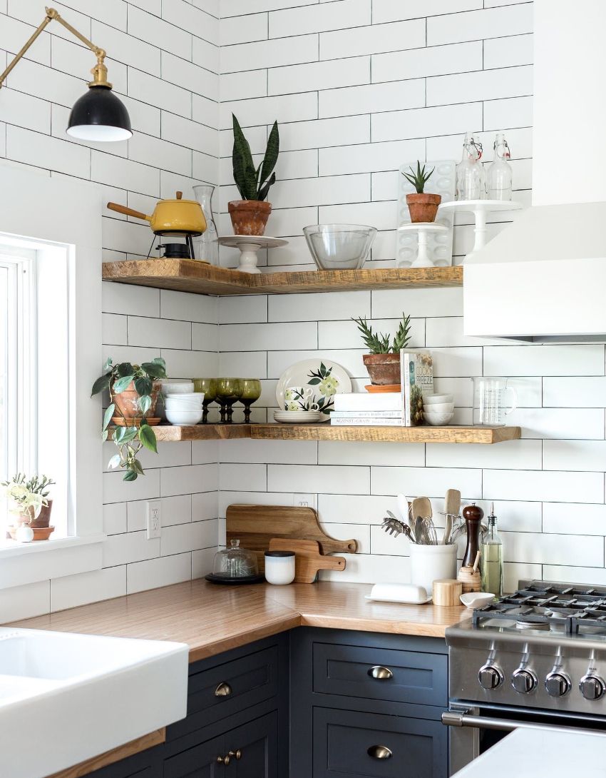 Благодарение на използването на шарнирни рафтове при декорирането на кухненския интериор, стаята придобива завършен вид Благодарение на използването на шарнирни рафтове в дизайна на интериора на кухнята, стаята придобива завършен вид