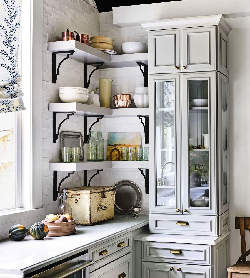 За създаване на уютна атмосфера в стаята се използват ъглови рафтове, които са изработени от различни материали За създаване на уютна атмосфера в стаята се използват ъглови рафтове, които са изработени от различни материали