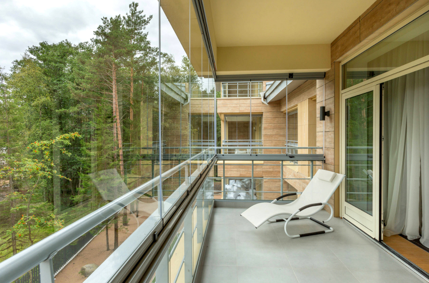 El vidre sense marc dels balcons implica l'absència de marcs, barres transversals i faixes El vidre sense marc dels balcons implica l'absència de marcs, barres transversals i faixes