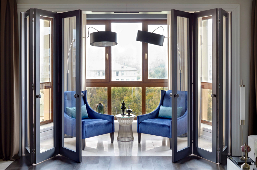 Les modernes finestres de fusta estan fabricades amb fusta de xapa laminada i finestres de doble vidre segellades Les modernes finestres de fusta estan fabricades amb fusta de xapa laminada i finestres de doble vidre segellades