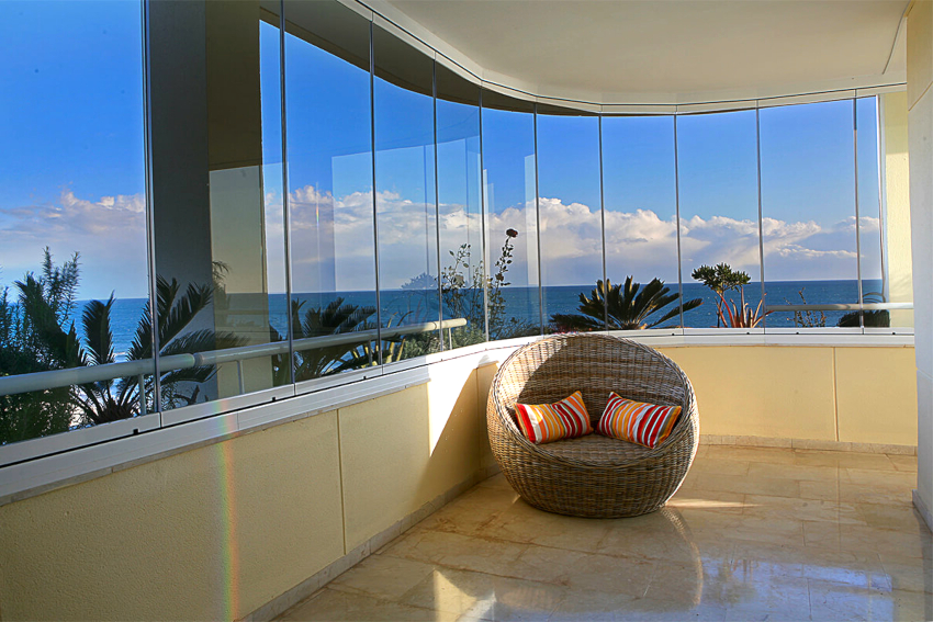 El vidre d’un balcó o loggia té diversos tipus: vidre tradicional, francès i euro El vidre d’un balcó o loggia té diversos tipus: vidre tradicional, francès i euro