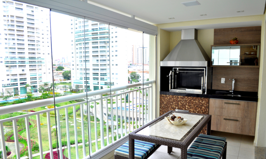 El sistema de vidre de balcó sense marc té una estanquitat insuficient El sistema de vidre de balcó sense marc té una estanquitat insuficient