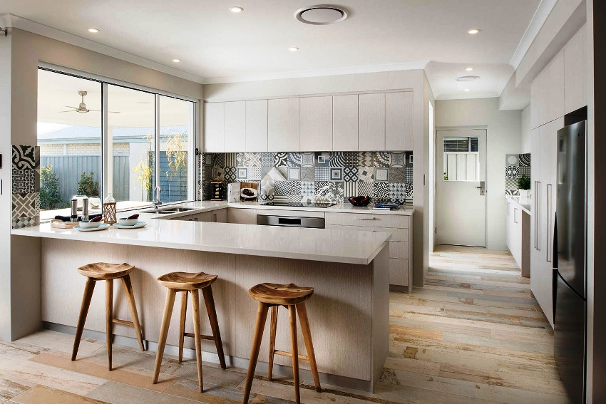 O avental original dará a uma cozinha branca brilhante um charme especial O avental original dará a uma cozinha branca brilhante um charme especial