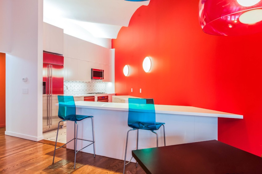 Ambas as cores brilhantes e suaves podem ser usadas para complementar uma cozinha branca. Ambas as cores brilhantes e suaves podem ser usadas para complementar uma cozinha branca.