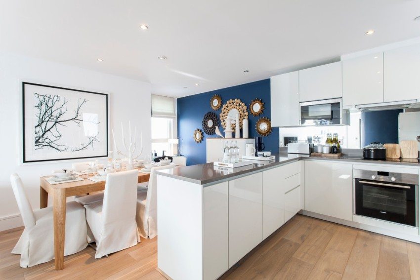 Para não parecer impessoal, uma cozinha branca deve ser diluída com toques de cor. Para não parecer impessoal, uma cozinha branca deve ser diluída com toques de cor.