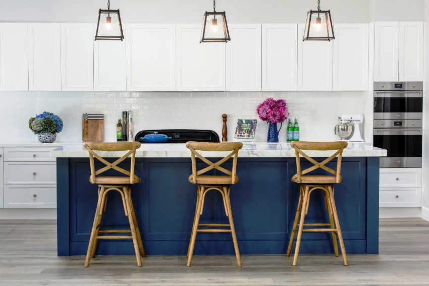 Devido à cor branca suja, essa cozinha precisará ser limpa com mais frequência do que uma cozinha normal. Devido à cor branca suja, essa cozinha precisará ser limpa com mais frequência do que uma cozinha normal.