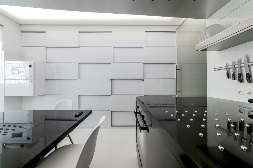 V zozname štýlových interiérov zariadených v kontrastných farbách drží čiernu a bielu lesklú kuchyňu dlaň. V zozname štýlových interiérov zariadených v kontrastných farbách drží čiernu a bielu lesklú kuchyňu dlaň.