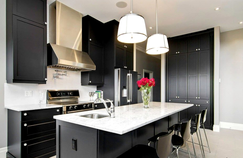 Čiernobiela kuchyňa je dokonalou živnou pôdou pre experimentovanie s cieľom vytvoriť najneobvyklejší interiér Čiernobiela kuchyňa je dokonalou živnou pôdou pre experimentovanie s cieľom vytvoriť najneobvyklejšie interiéry