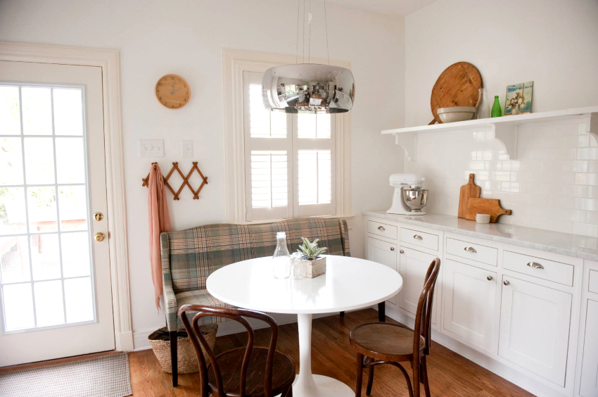 Mane malih kauča uključuju nedostatak sklopivog mehanizma. Nedostaci malih sofa uključuju nedostatak sklopivog mehanizma.