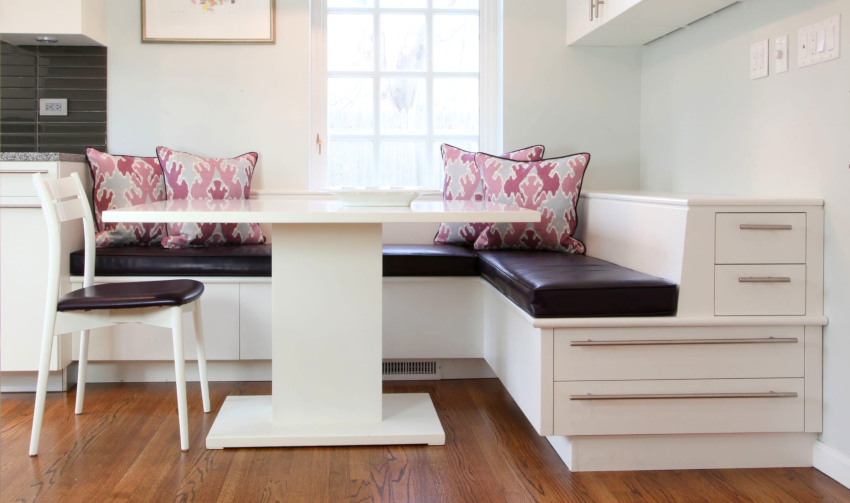 Ladice su opremljene ne samo ravnim proizvodima, već i kutnim proizvodima. Ladice su opremljene ne samo ravnim proizvodima, već i kutnim proizvodima.