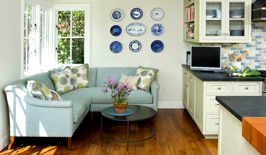 Idealno mjesto za malu sofu je područje ispod otvora prozora. Idealno mjesto za malu sofu je područje ispod otvora prozora.