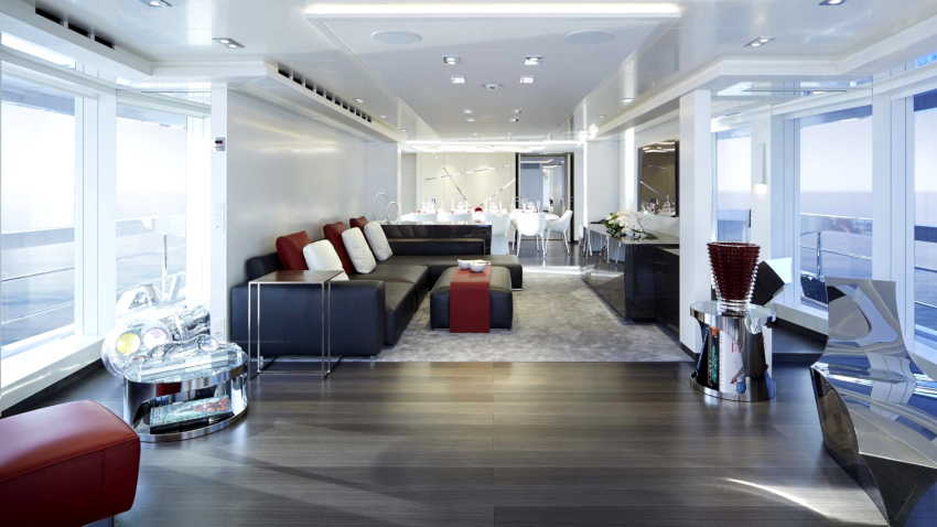 Pentru decorarea tavanului, se folosește o pânză lucioasă cu multe lămpi Pentru decorarea tavanului, se folosește o pânză lucioasă cu multe lămpi