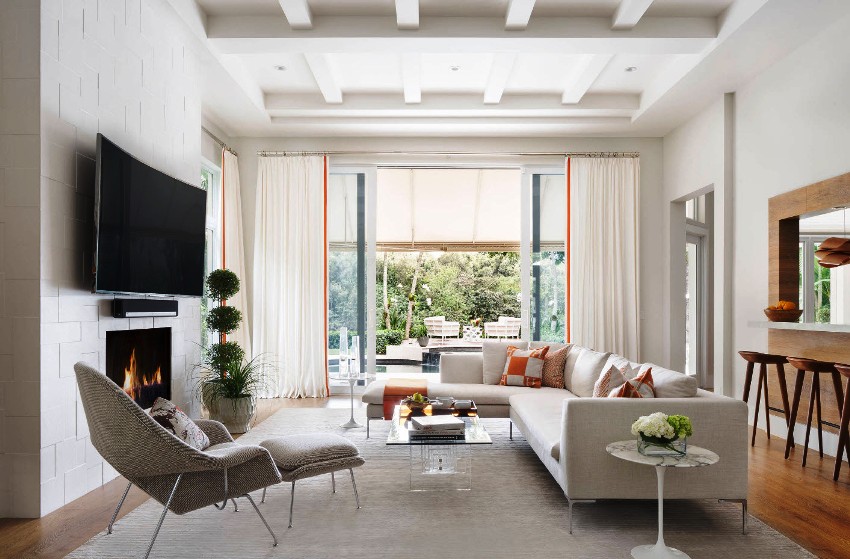 Die Verwendung von Holzbalkendecken in einem modernen Wohnzimmer verleiht einem progressiven Interieur einen Hauch von ländlichem Leben Die Verwendung von Holzbalkendecken in einem modernen Wohnzimmer verleiht einem progressiven Interieur einen Hauch von ländlichem Leben