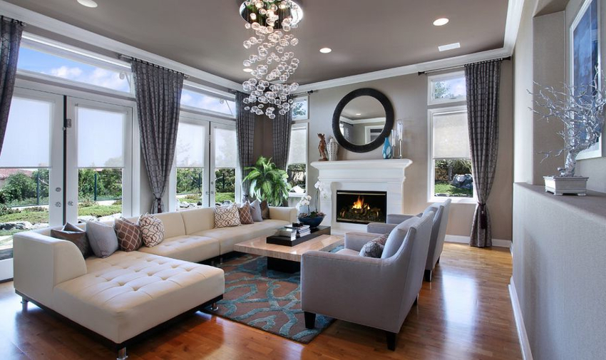 נברשת התקרה משמשת כגוף התאורה הראשי נברשת התקרה משמשת כגוף התאורה הראשי