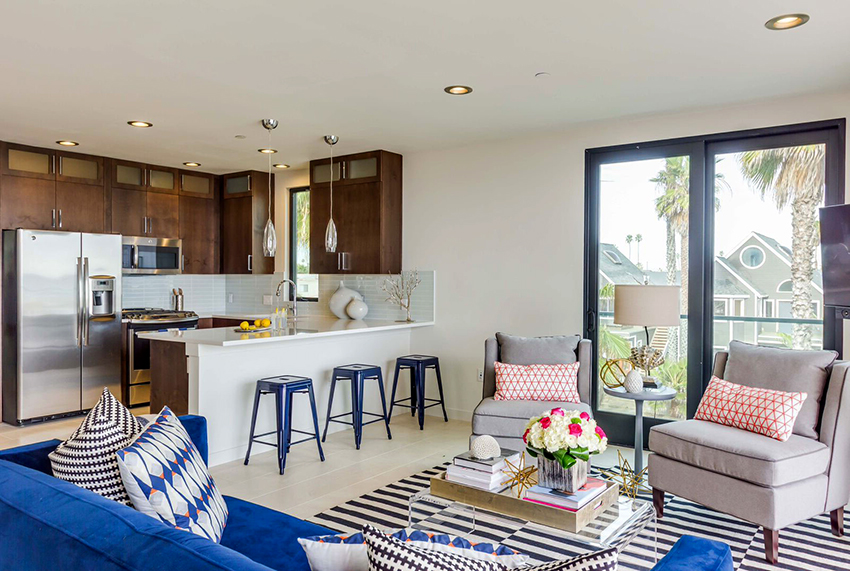 Pre kombinovaný interiér je vhodné kombinovať rôzne materiály a textúry Pre kombinovaný interiér je vhodné kombinovať rôzne materiály a textúry