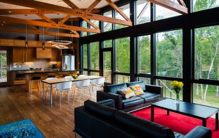 Kjøkken-stue interiør: stort og funksjonelt område