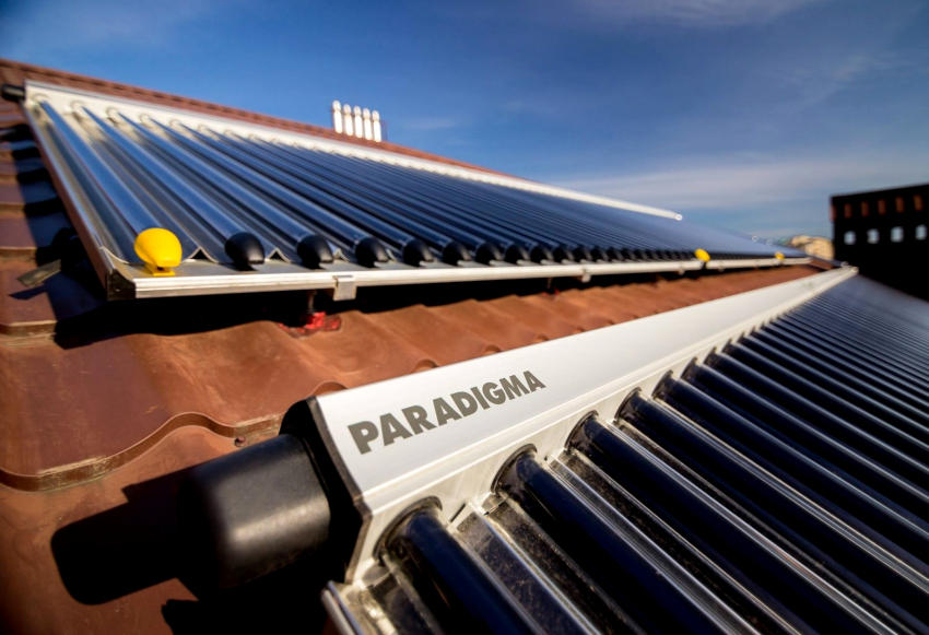 The vacuum manifold for heating consists of light-absorbing bulbs, in which the tubes are located, where the coolant moves The vacuum manifold for heating consists of light-absorbing bulbs, in which the tubes are located, where the coolant moves