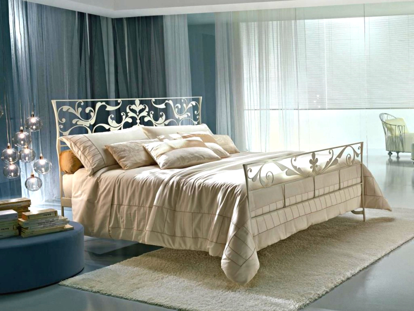 Chiếc giường màu trắng được lựa chọn trang nhã có thể trở thành yếu tố chủ đạo của nội thất