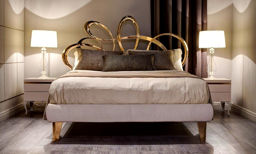 Nên sử dụng những chiếc gối nhỏ để trang trí, màu sắc đồng bộ, không có hình in