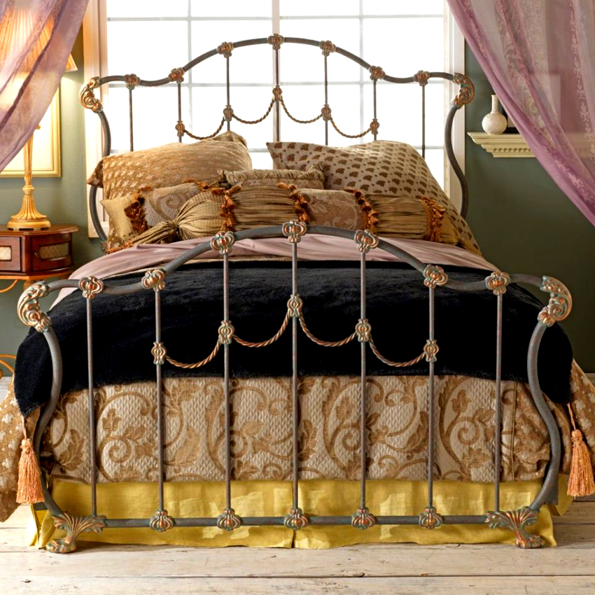 Chiều cao của giường sắt rèn cho phép bạn tổ chức một không gian lưu trữ bên dưới nó