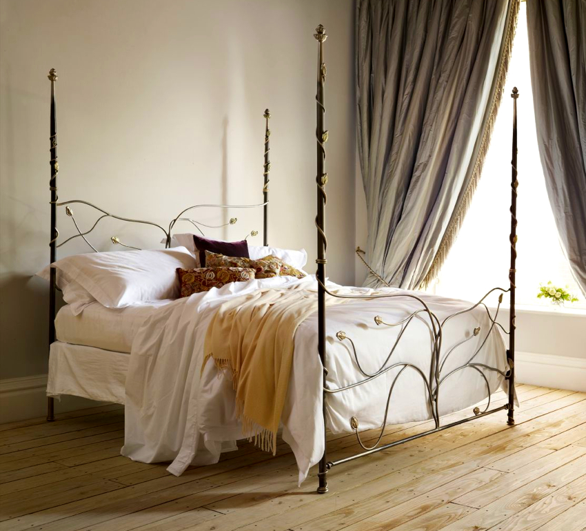 Một chiếc giường sắt rèn là một món đồ nội thất lớn và đầy ý nghĩa