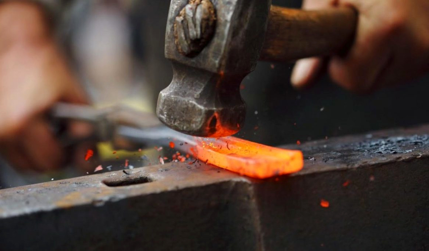 Để tự sản xuất giường sắt rèn, bạn phải sở hữu ít nhất kiến thức cơ bản về rèn