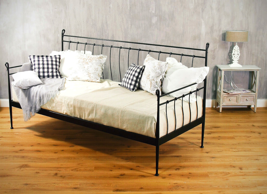 Ghế sofa phong cách với phần lưng kim loại trang trí có thể hoạt động như một chiếc giường