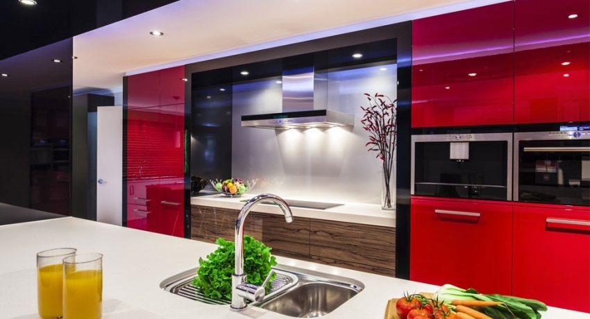 Interiorul bucătăriei în roșu aprins este foarte extravagant Bucătărie roșie: luminoasă și spectaculoasă, ideală pentru oameni energici și sociabili