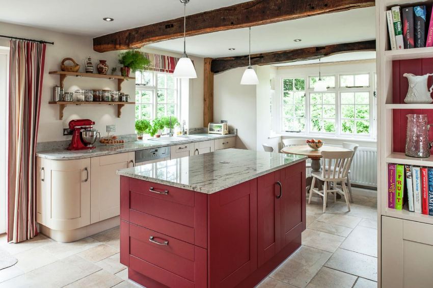 Bordeaux este o culoare versatilă care se potrivește cu orice nuanță din bucătărie Bordeaux este o culoare versatilă care se potrivește cu orice nuanță din bucătărie