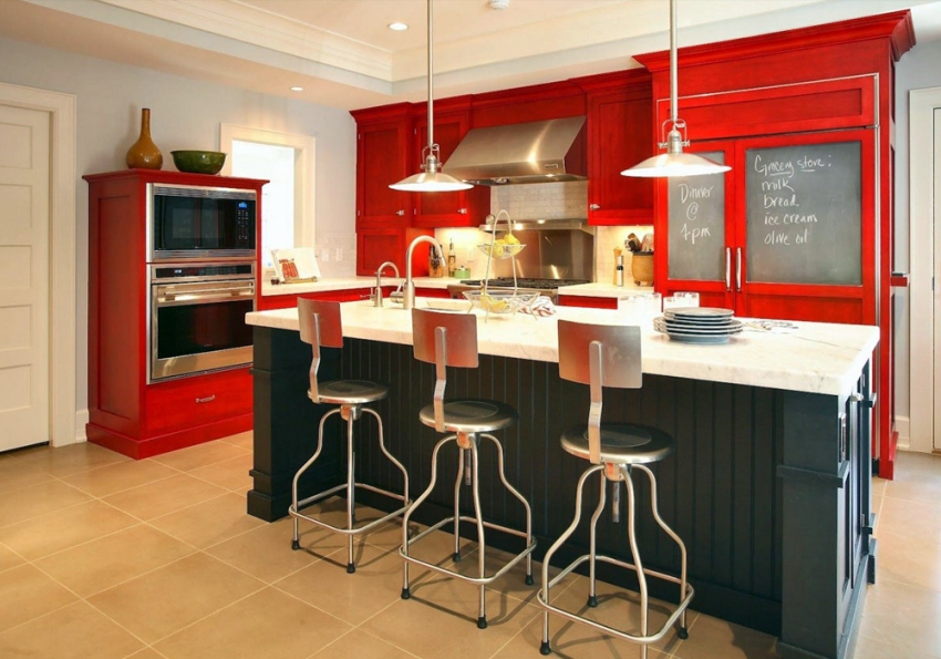 Alegând o bucătărie roșie, ar trebui să fii atent și atent Alegând o bucătărie roșie, ar trebui să fii atent și atent