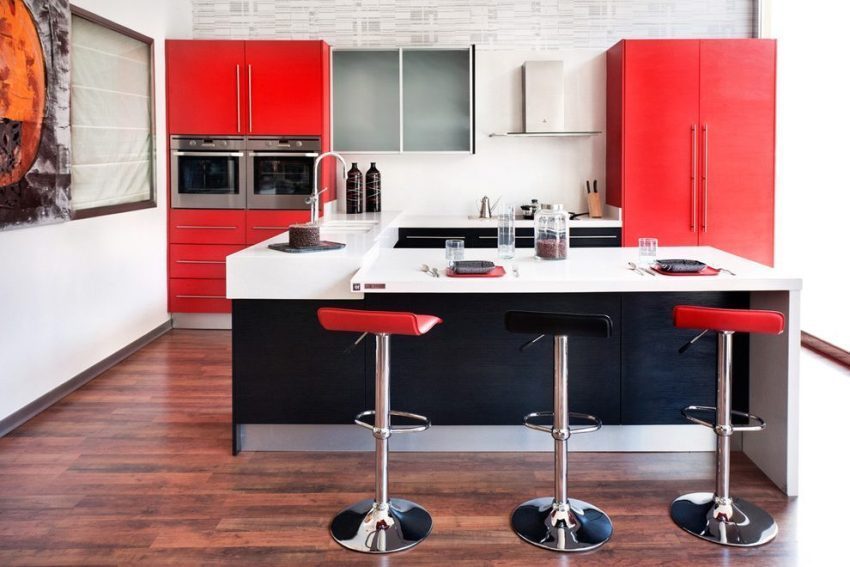 Culoarea neagră din bucătărie contribuie la concentrarea atenției în timpul gătitului și a mâncării Culoarea neagră din bucătărie contribuie la concentrare în timpul gătitului și al mâncării