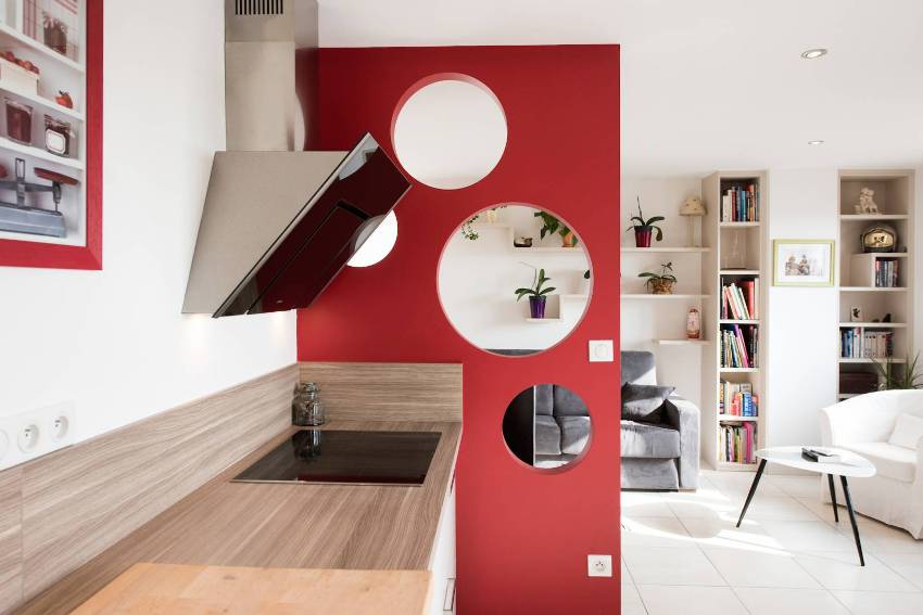 Mobilierul roșu pe fundal alb va arăta deosebit de impresionant Mobilierul roșu pe fundal alb va arăta deosebit de impresionant