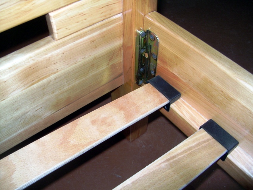 เพื่อให้เฟอร์นิเจอร์มีความน่าเชื่อถือเราประกอบข้อต่อเข้ามุมโดยใช้ฮาร์ดแวร์รูปตัว L และสกรูเกลียวปล่อย เพื่อให้เฟอร์นิเจอร์มีความน่าเชื่อถือเราประกอบข้อต่อเข้ามุมโดยใช้ฮาร์ดแวร์รูปตัว L และสกรูเกลียวปล่อย