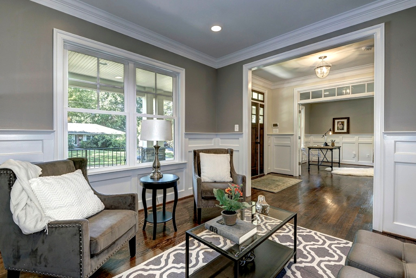 Para sa dekorasyon ng mga dingding ng isang maliit na sala, perpekto ang isang solidong kulay. Para sa dekorasyon ng mga dingding ng isang maliit na sala, perpekto ang isang solidong kulay.